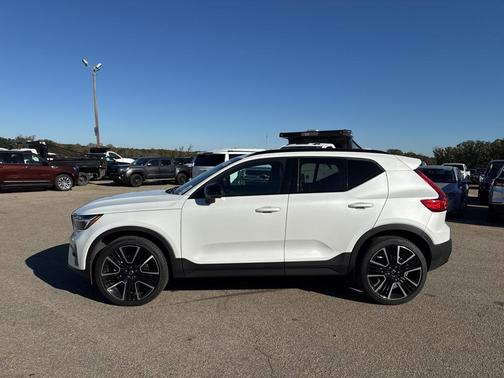 2024 Volvo XC40 B5 Ultimate Dark Theme