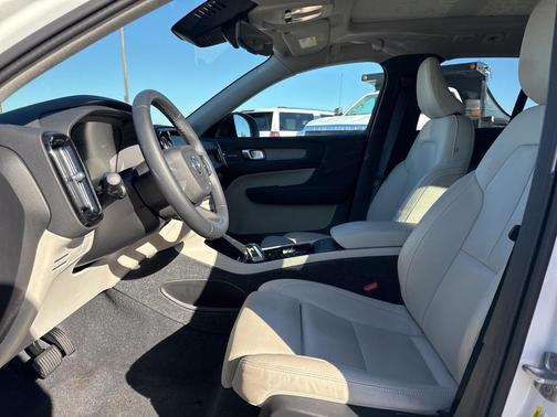 2024 Volvo XC40 B5 Ultimate Dark Theme
