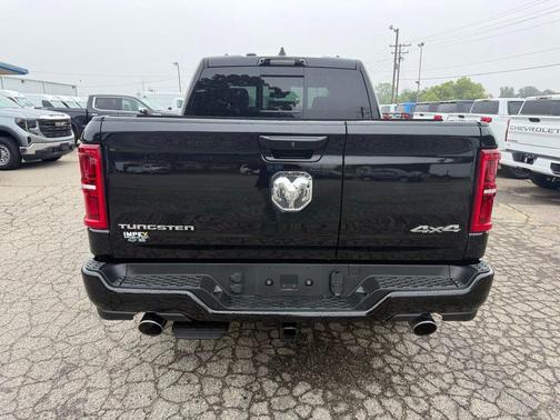 Diamond Black Crystal Pearlcoat 2025 RAM 1500 ST
