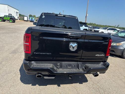 Diamond Black Crystal Pearlcoat 2025 RAM 1500 ST