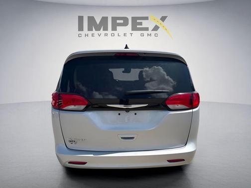 Silver Mist Clearcoat 2023 Chrysler Voyager LX