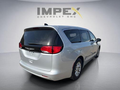 Silver Mist Clearcoat 2023 Chrysler Voyager LX