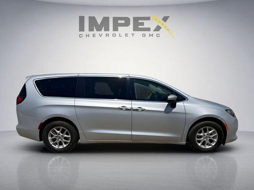 Silver Mist Clearcoat 2023 Chrysler Voyager LX