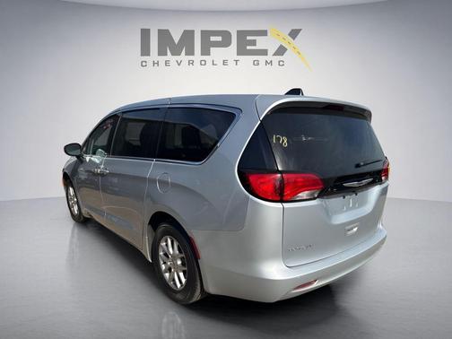Silver Mist Clearcoat 2023 Chrysler Voyager LX