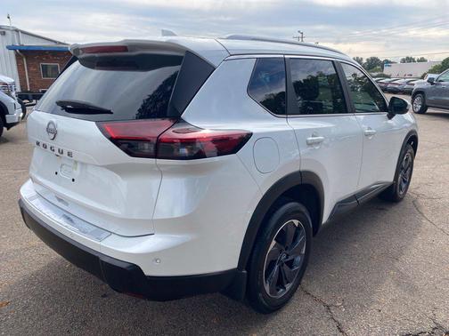 Everest White Pearl Tricoat 2026 Nissan Rogue SV