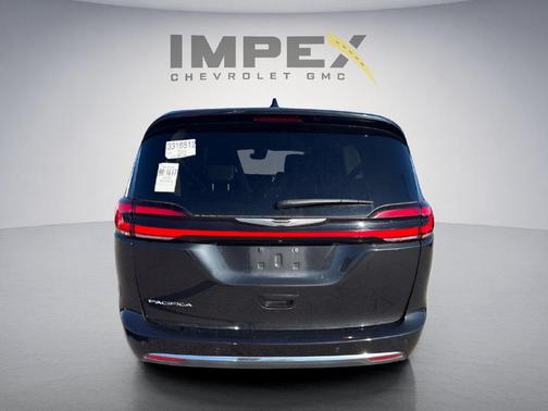 Brilliant Black Crystal Pearlcoat 2023 Chrysler Pacifica Touring L
