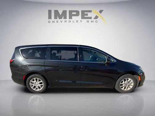 Brilliant Black Crystal Pearlcoat 2023 Chrysler Pacifica Touring L