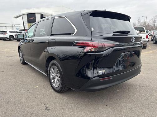 2024 Toyota Sienna LE