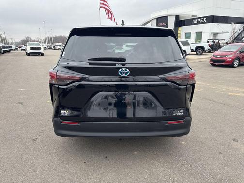 2024 Toyota Sienna LE