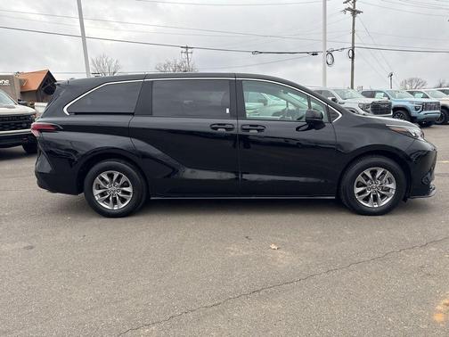 2024 Toyota Sienna LE