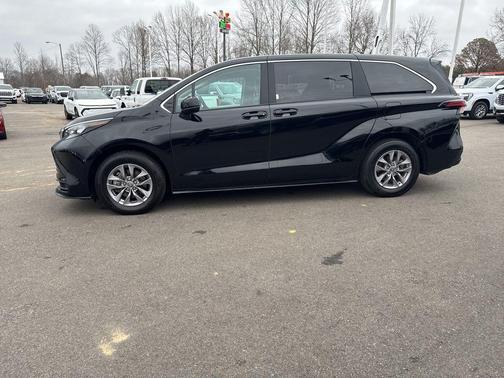 2024 Toyota Sienna LE