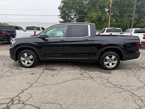 Crystal Black Pearl 2025 Honda Ridgeline RTL