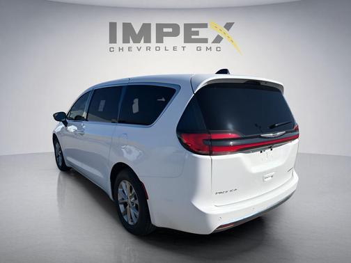 Bright White Clearcoat 2026 Chrysler Pacifica Limited