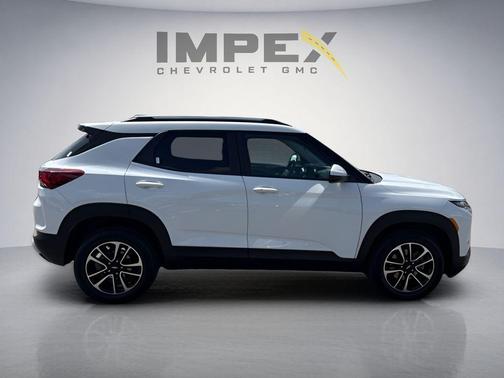 Summit White 2025 Chevrolet Trailblazer LT