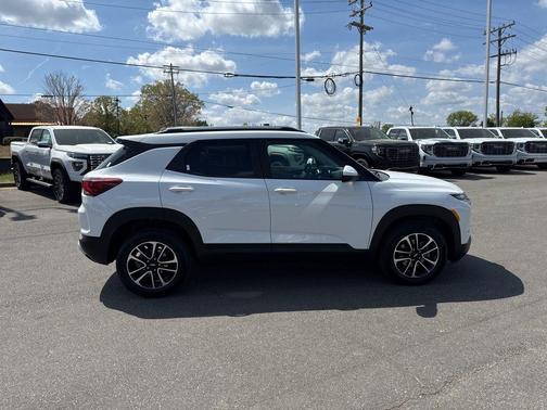 Summit White 2025 Chevrolet Trailblazer LT