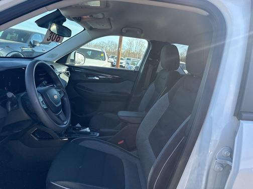 Summit White 2025 Chevrolet Trailblazer LT