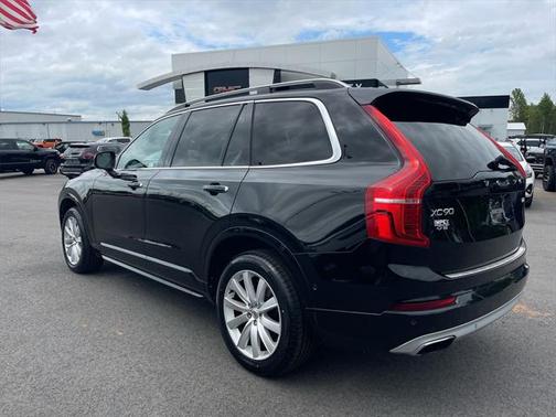 2017 Volvo XC90 T6 Momentum