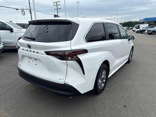 Ice Cap 2025 Toyota Sienna LE