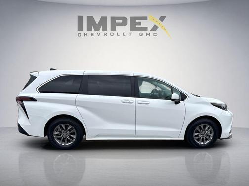 Ice Cap 2025 Toyota Sienna LE