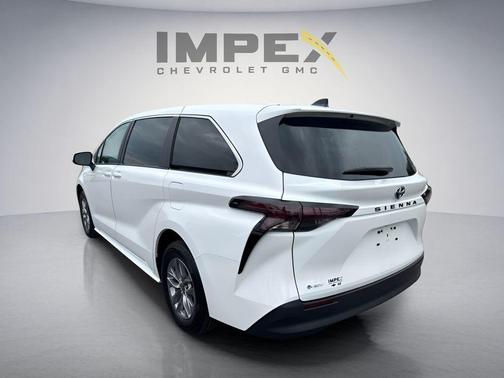 Ice Cap 2025 Toyota Sienna LE