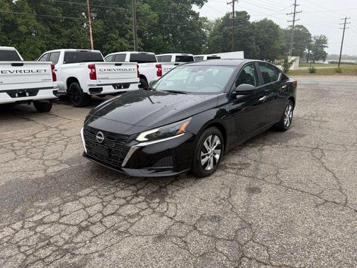 Super Black 2025 Nissan Altima S FWD