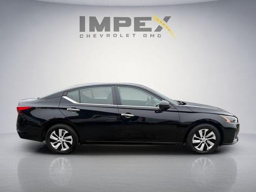 Super Black 2025 Nissan Altima S FWD