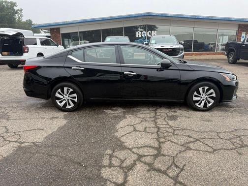 Super Black 2025 Nissan Altima S FWD