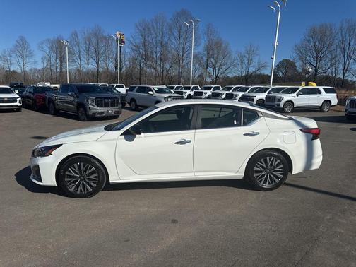 White 2025 Nissan Altima SV FWD