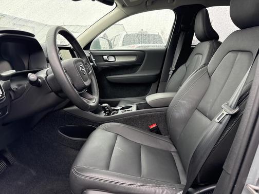 2025 Volvo XC40 B5 Core Bright Theme