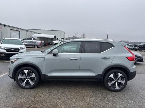 2025 Volvo XC40 B5 Core Bright Theme