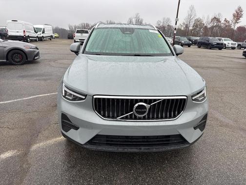 2025 Volvo XC40 B5 Core Bright Theme