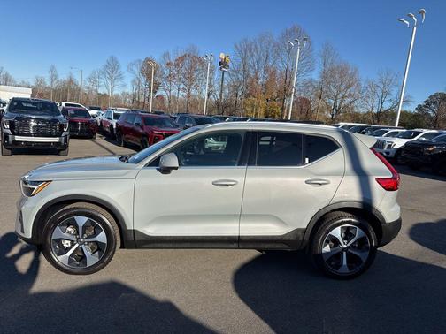 2025 Volvo XC40 B5 Core Bright Theme