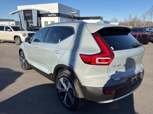 2025 Volvo XC40 B5 Core Bright Theme