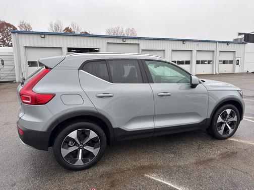 2025 Volvo XC40 B5 Core Bright Theme