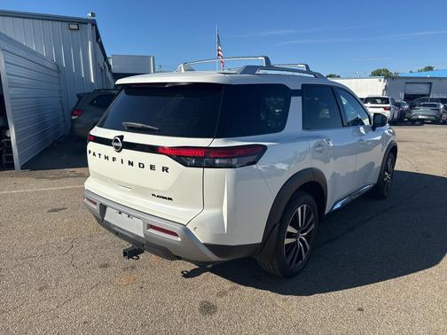 2024 Nissan Pathfinder Platinum FWD