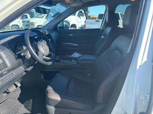 2024 Nissan Pathfinder Platinum FWD