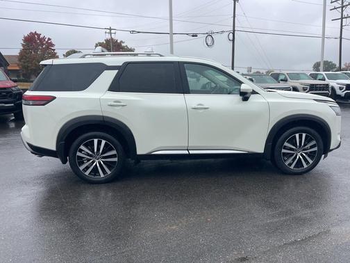 2024 Nissan Pathfinder Platinum FWD
