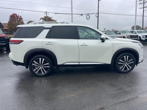 2024 Nissan Pathfinder Platinum FWD