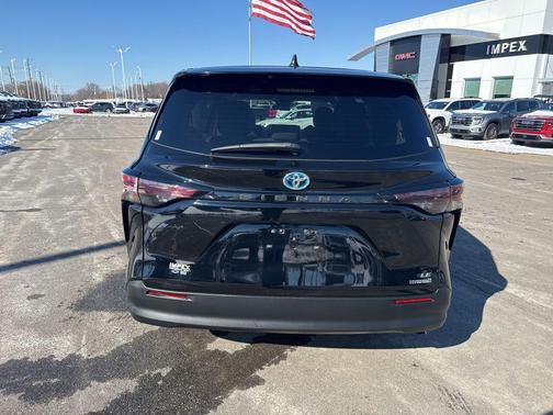2024 Toyota Sienna LE