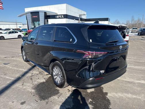 2024 Toyota Sienna LE