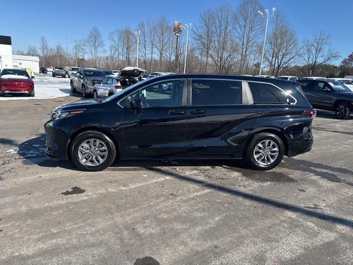 2024 Toyota Sienna LE