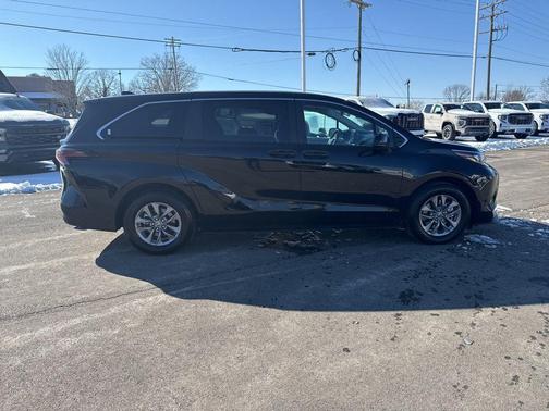 2024 Toyota Sienna LE