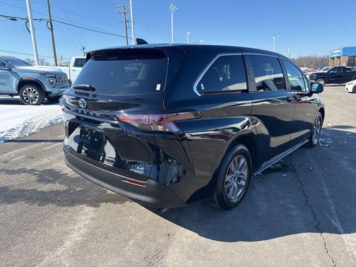 2024 Toyota Sienna LE