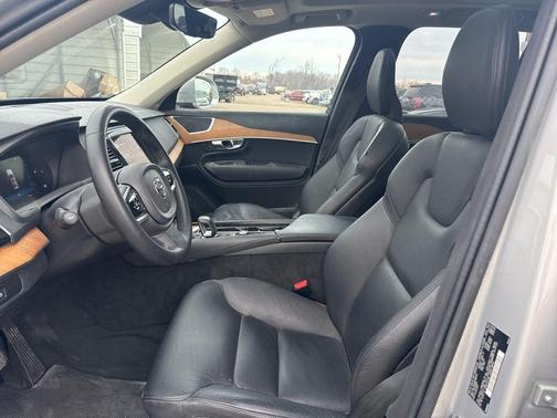 2024 Volvo XC90 B5 Plus Bright Theme