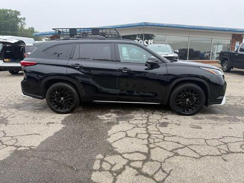 Midnight Black Metallic 2023 Toyota Highlander XSE