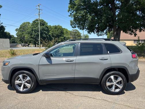 Sting-Gray Clearcoat 2022 Jeep Cherokee Limited