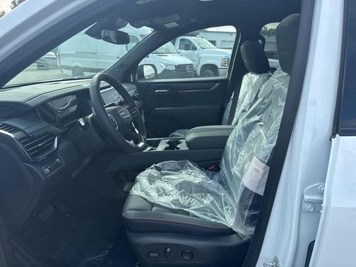 2025 GMC Acadia AWD AT4