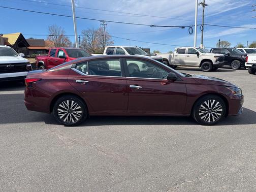 2025 Nissan Altima SV FWD