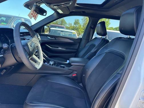Bright White Clearcoat 2024 Jeep Grand Cherokee L Altitude