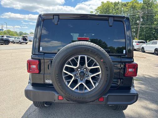 Black Clearcoat 2025 Jeep Wrangler 4-Door Sahara 4x4